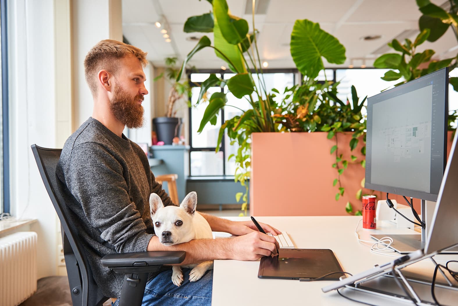 Een medewerker werkt achter een bureau op kantoor.